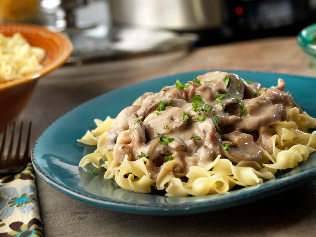 Свинина с макаронами на сковороде рецепты. Beef Stroganoff. Бефстроганов с пастой. Спагетти с бефстроганов.